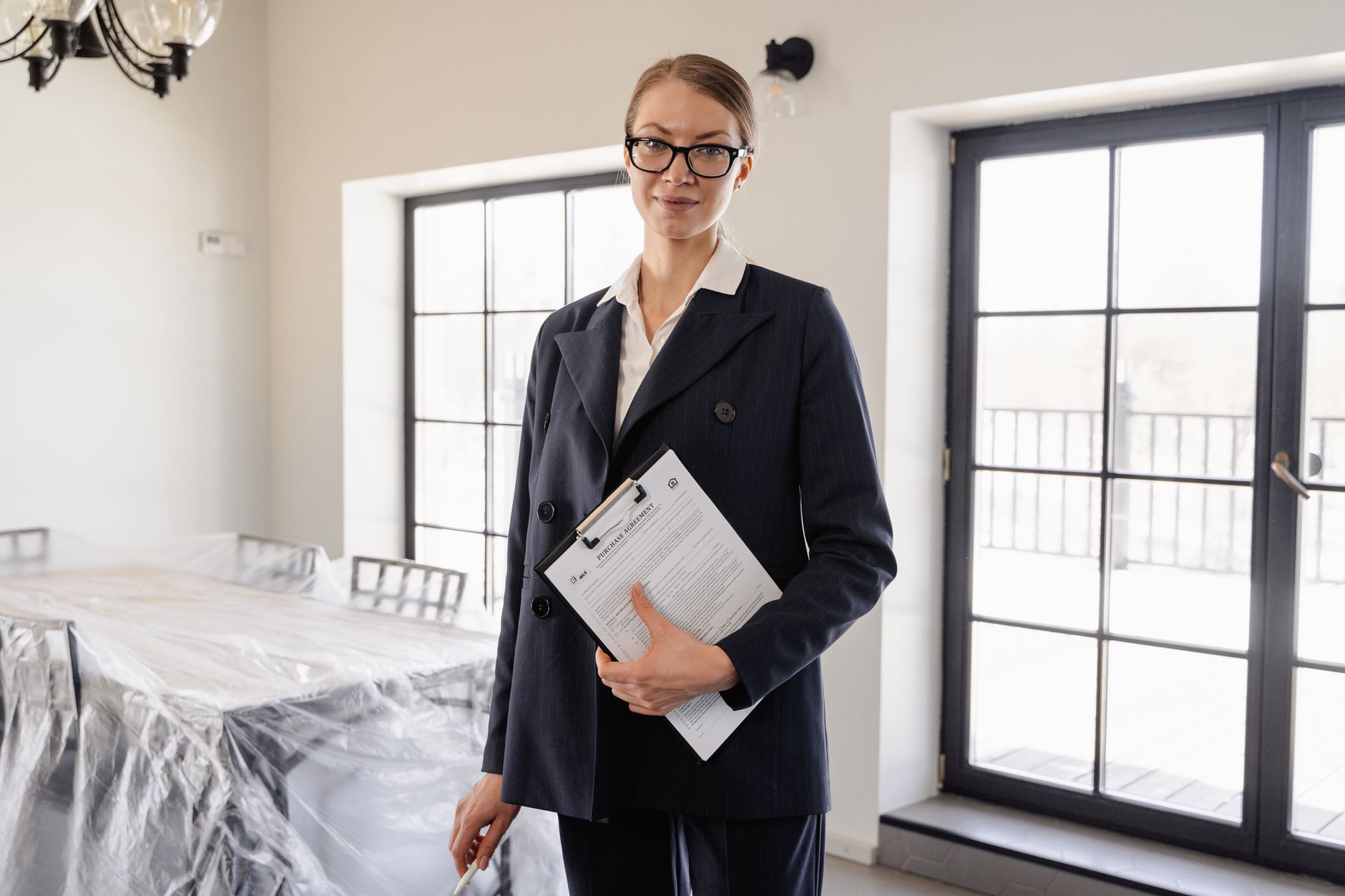 Consultora imobiliária em atendimento profissional